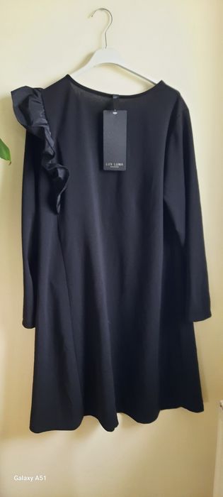 Elegancka sukienka z falbaną na ramieniu i z przodu