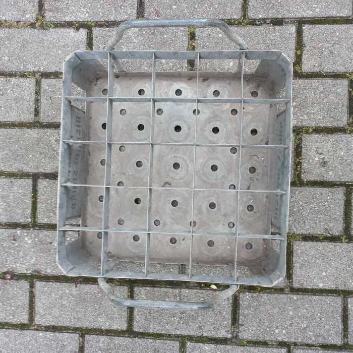 Skrzynka poniemiecka po piwie Bischofsburg. Biskupiec.