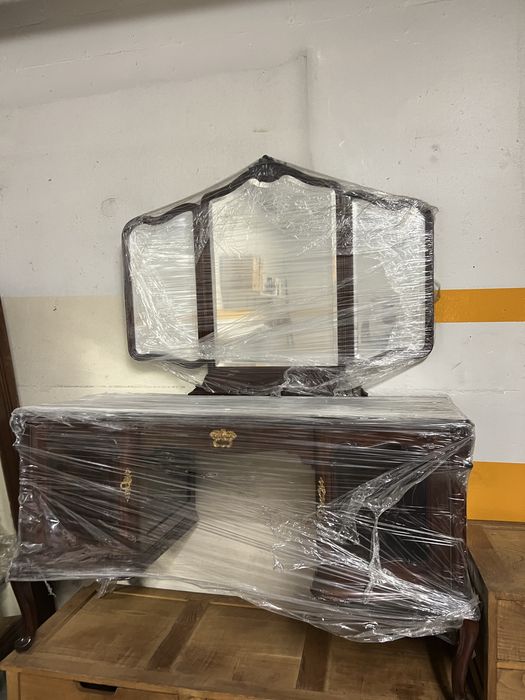 Toucador em madeira maciça antigo, com espelho