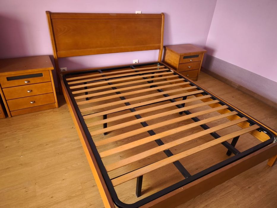 Cama + cómoda + mesas de cabeceira