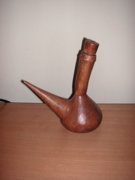 Jarra Faiança Pisa e Galheteiro Azeite / Garrafa Vidro Revestida Couro