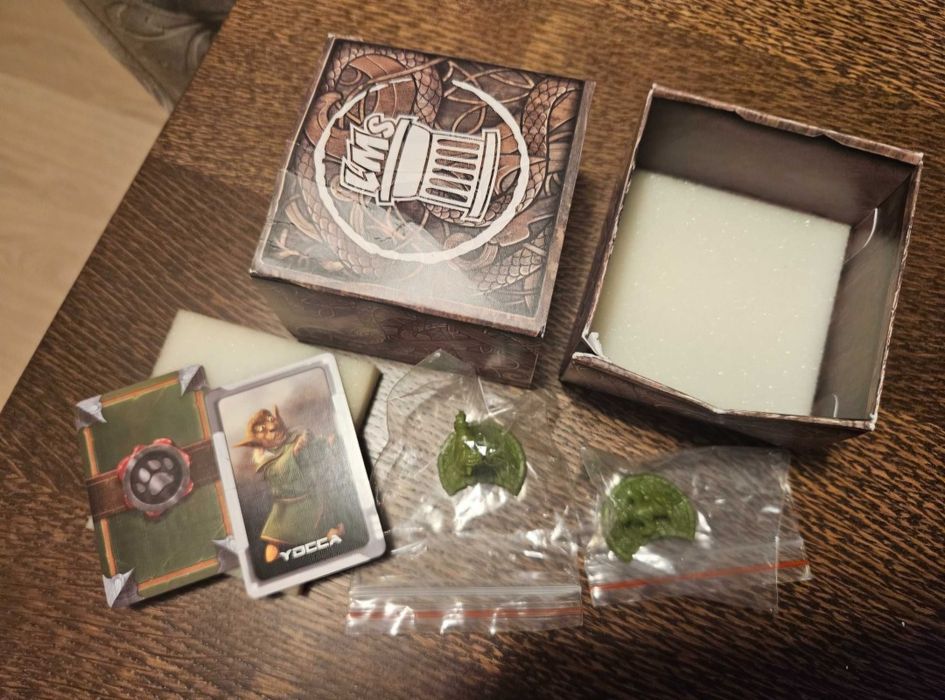 Dwie figurki i karty do gry Stworologia