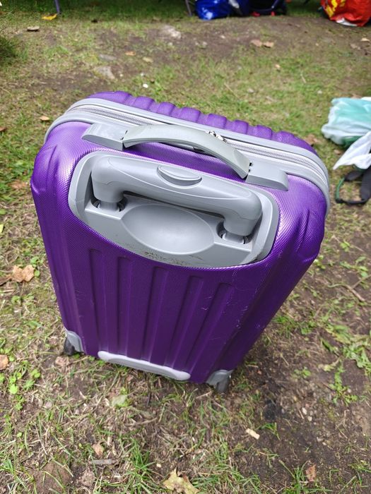 Mała walizka podróżna na dwóch kółkach wysokość ok 50 cm