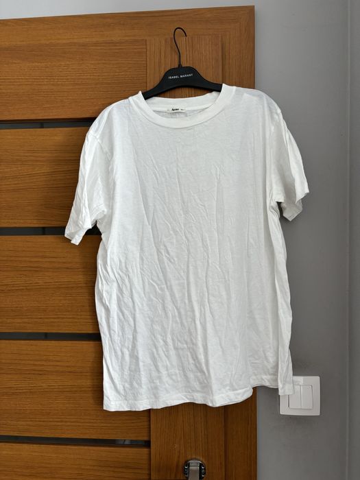 biała koszulka acne