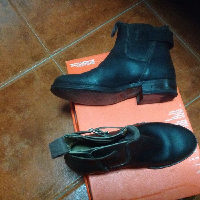 Botas em pele 37