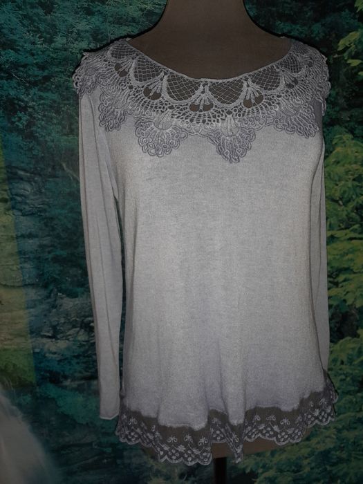 Bluzeczka sweterek niebieski Z koronkami