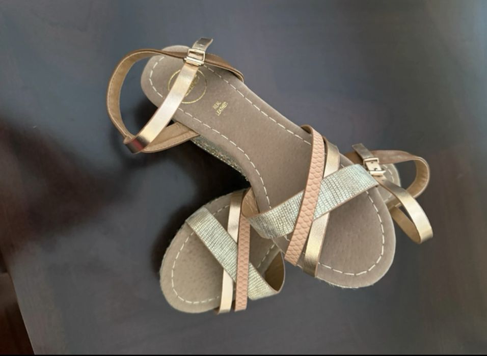 Sandalias douradas Exé