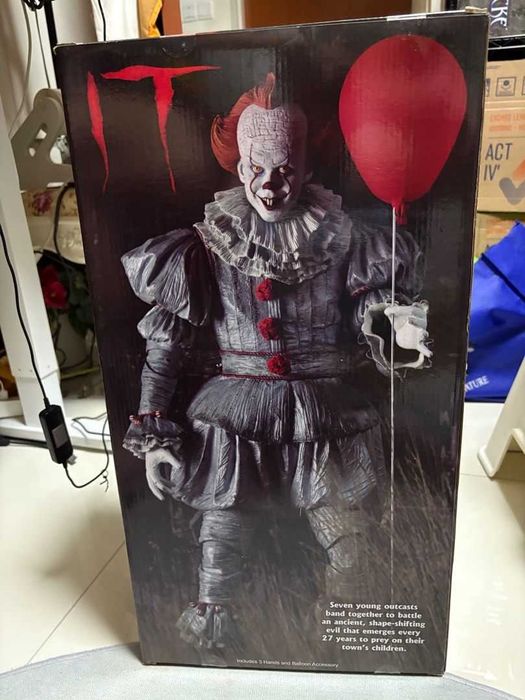 NECA Pennywise 1/4 Scale Figure64365227105283121