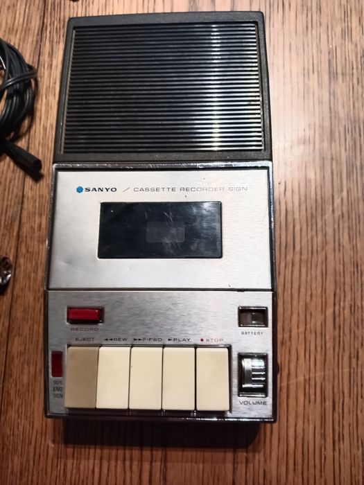 Kolekcjonerski magnetofon SANYO