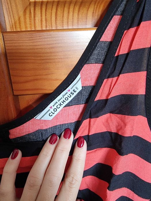 Vestido preto e coral/ alaranjado às riscas C&A, tamanho XS