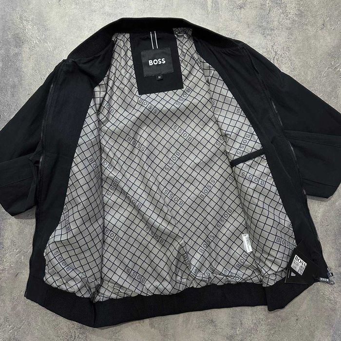 Чоловіча вітровка в БОМБЕРІ Hugo Boss