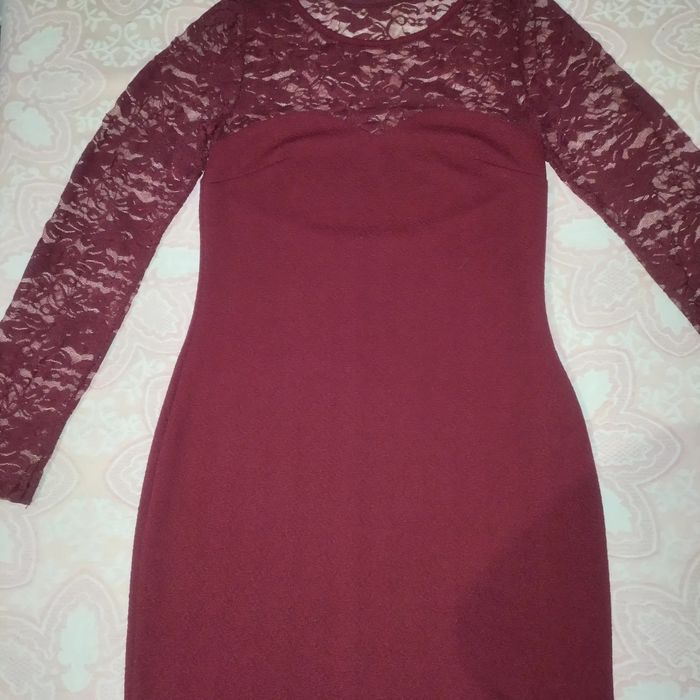 Vestido bordo rendado