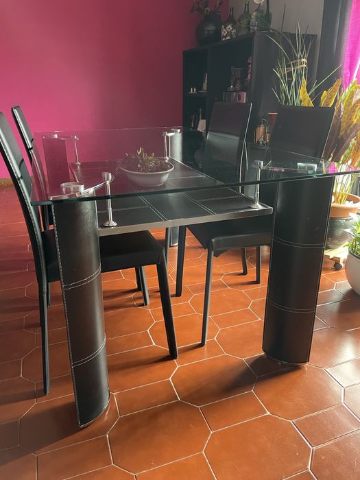 Mesa de jantar com tampo em vidro, equipado com 4 cadeiras