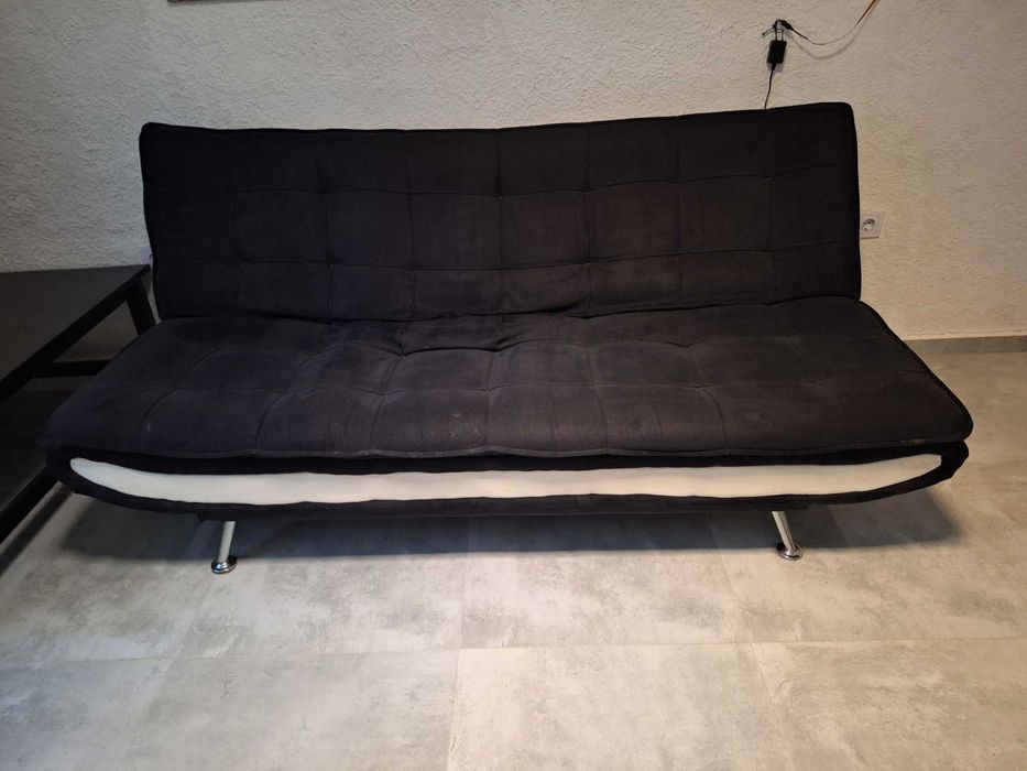 Dom - sofa , stół