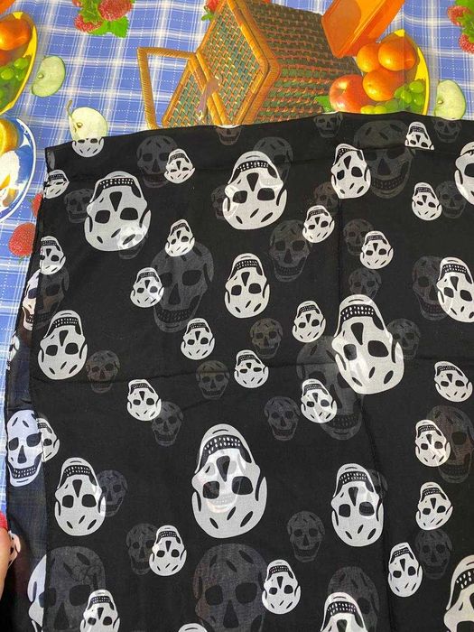 Шарф Alexander McQueen с черепами оригинал чёрный шелковый