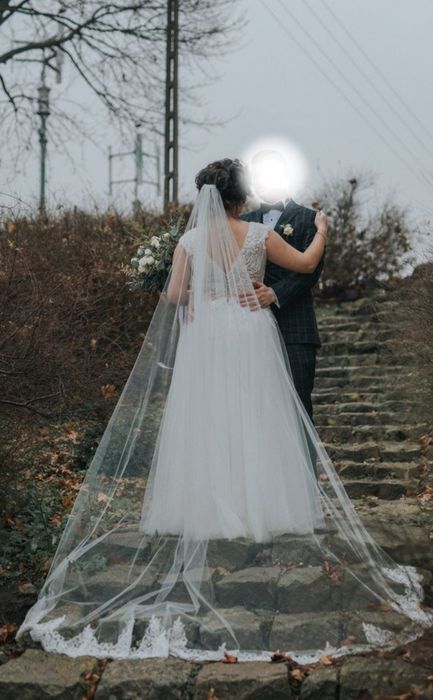 Suknia ślubna ozdobna z welonem