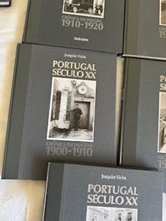 Coleção de livros sobre Portugal do século XX