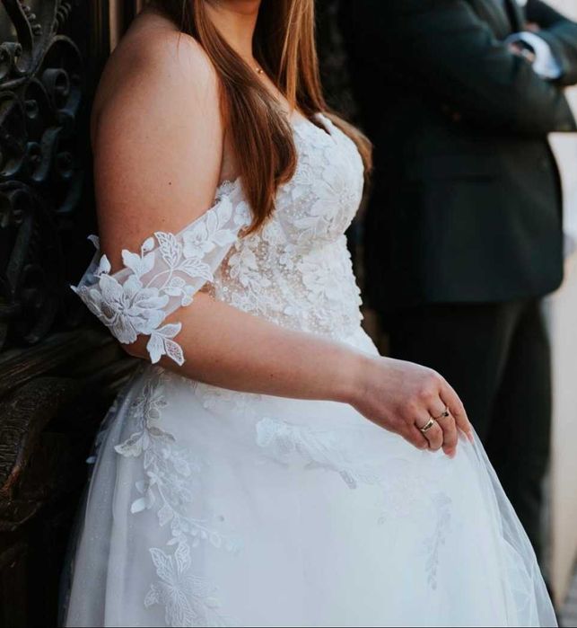 Suknia ślubna z dopinanymi ramiączkami i welonem