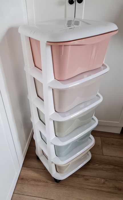 Kolorowy Regał z Plastikowymi Pojemnikami na Kółkach Szuflady
