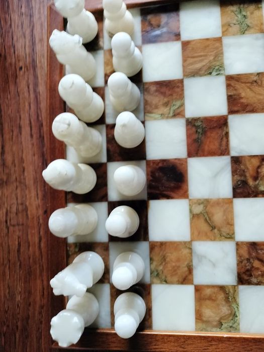 Marble and wood chessboard, 26/26 cm, in good condition.64284657890307121