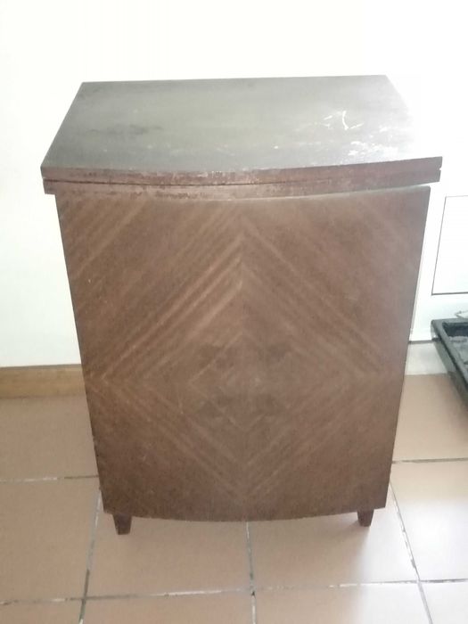 Máquina de costura antiga "Mundlos" com móvel