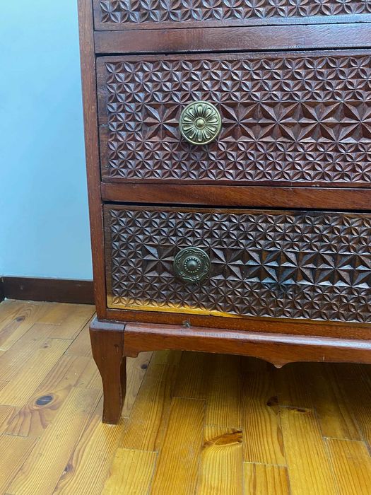 Cómoda em madeira trabalhada dos anos 60