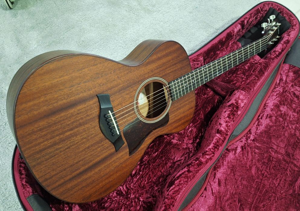 Guitarra Taylor AD22e made in USA + Taylor Sense