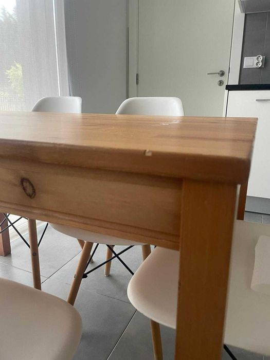 Vendo Conjunto de mesa e 5 cadeiras – estilo moderno e funcional