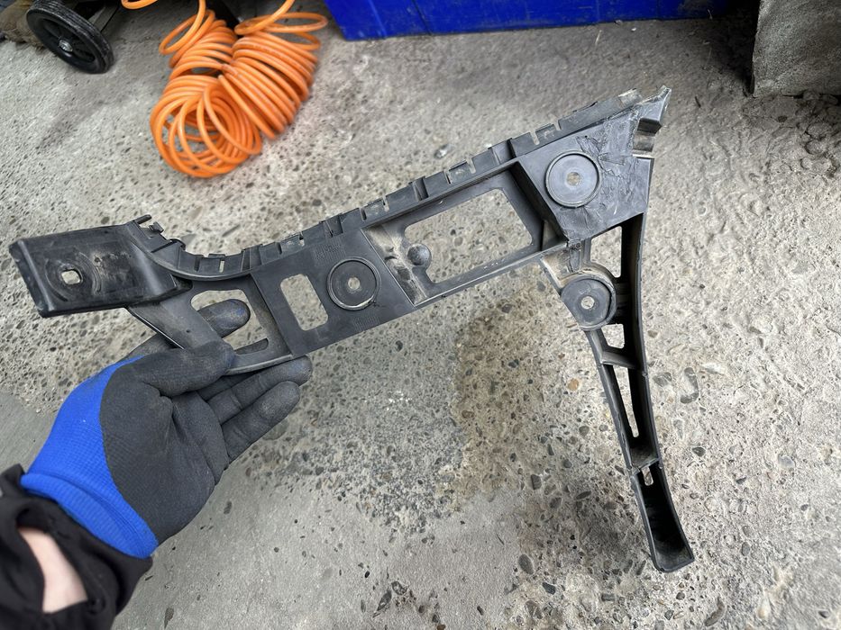 Кронштейн заднего бампера левый VW Touran 1T0807393D