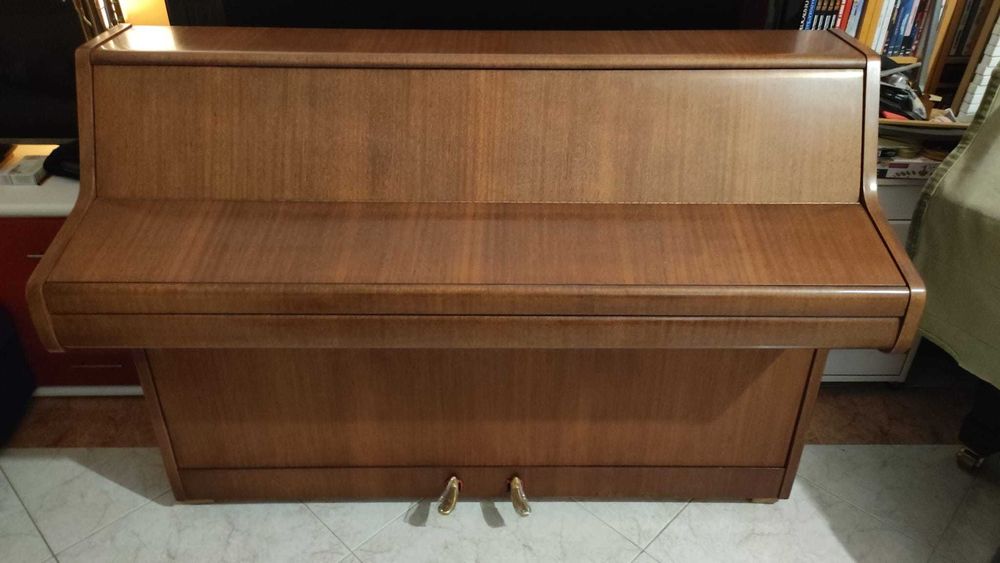 Piano Vertical Bentley