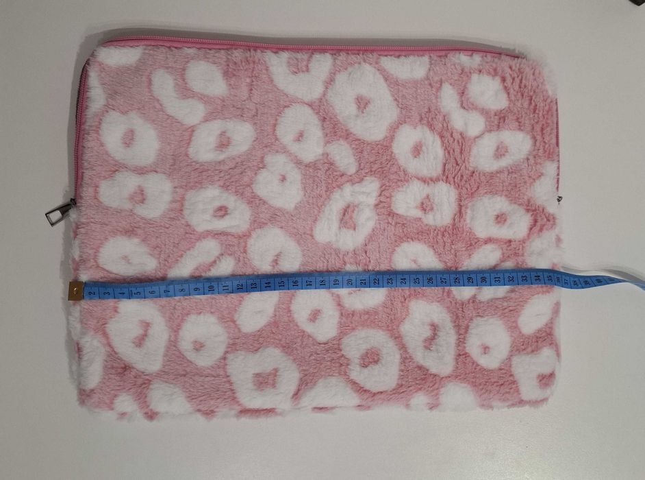 Różowy pokrowiec na laptop