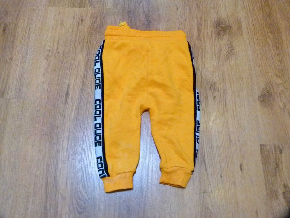 rozm 80 NEXT spodnie dresowe żółte z lampasem chłopięce