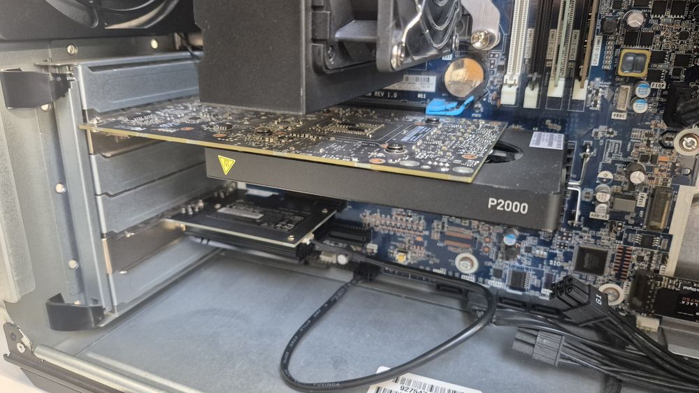 Workstation HP Z4 G4 com 2 monitores Philips de 24"