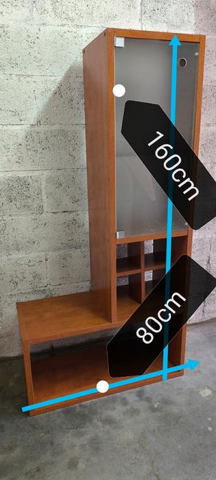 Belíssimo móvel estante em madeira com prateleira e porta em vidro.
Ex