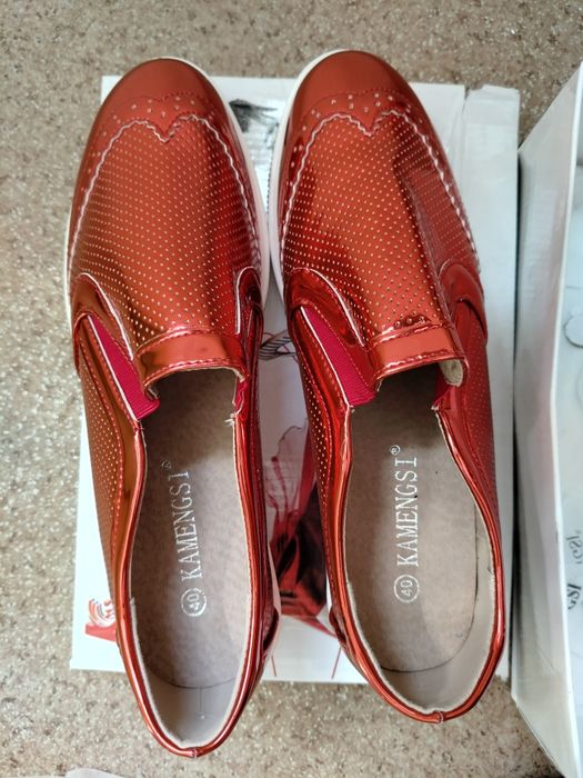 Туфлі, кросівки, тапочки,