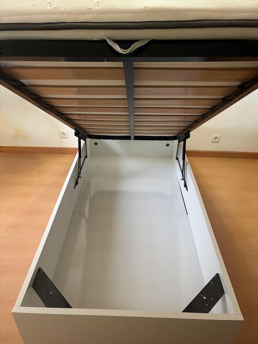 Sommier Branco, 190x90, com estrado de madeira e colchão.