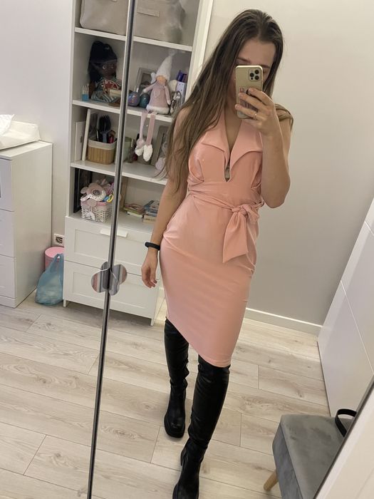 Dopasowana sukienka pudrowy róż missguided