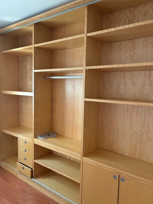 Móvel Grande de Quarto (Madeira Maciça)