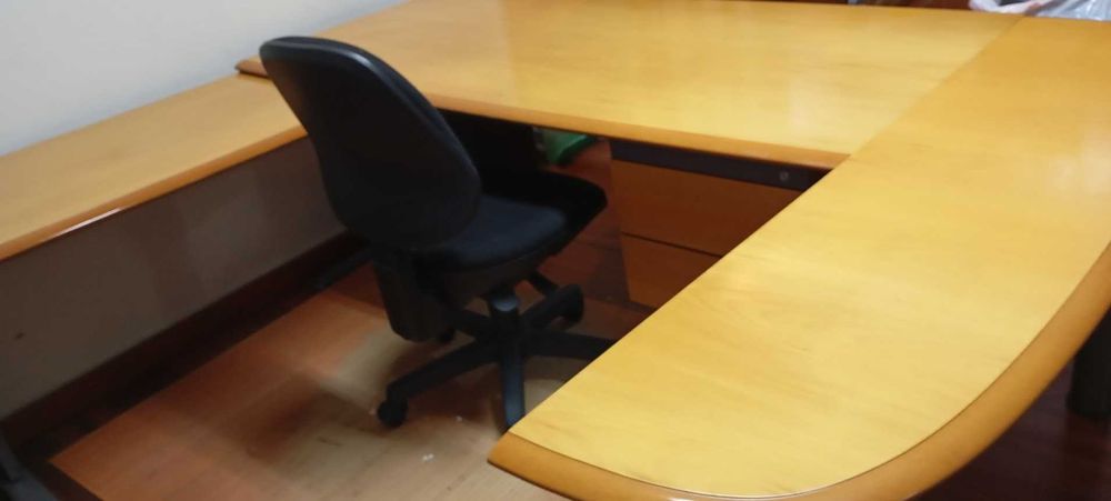 Escritório 4 peças + 3 secretarias com gavetas e avanço