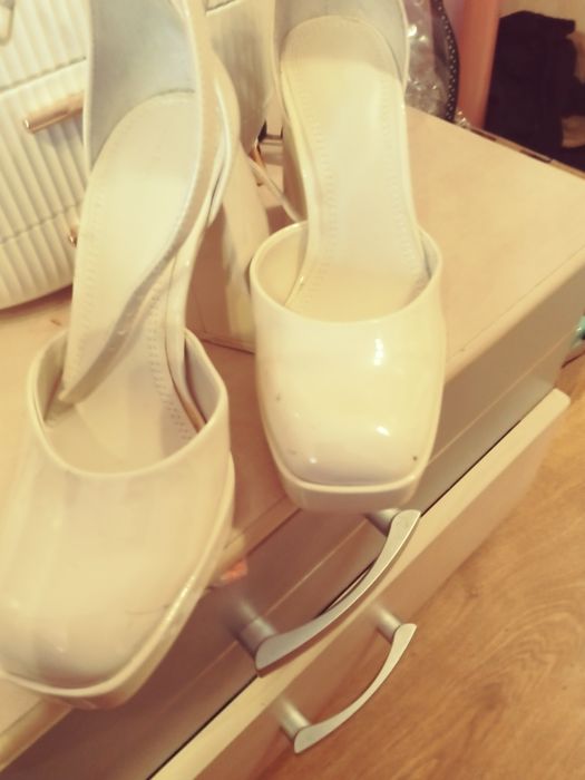 Buty lakier obcas kostka krem bershka 36