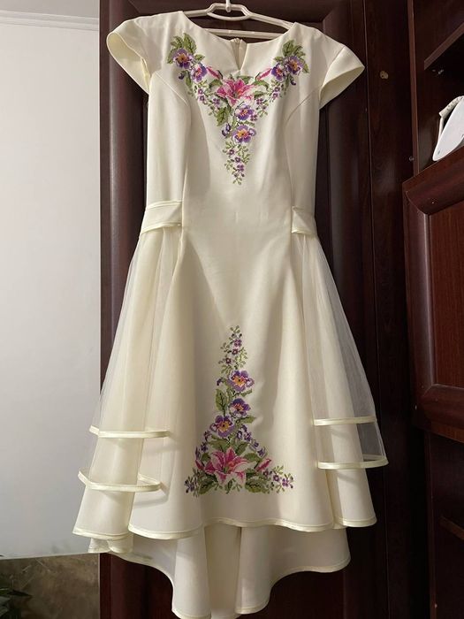 Продам вишиту сукню