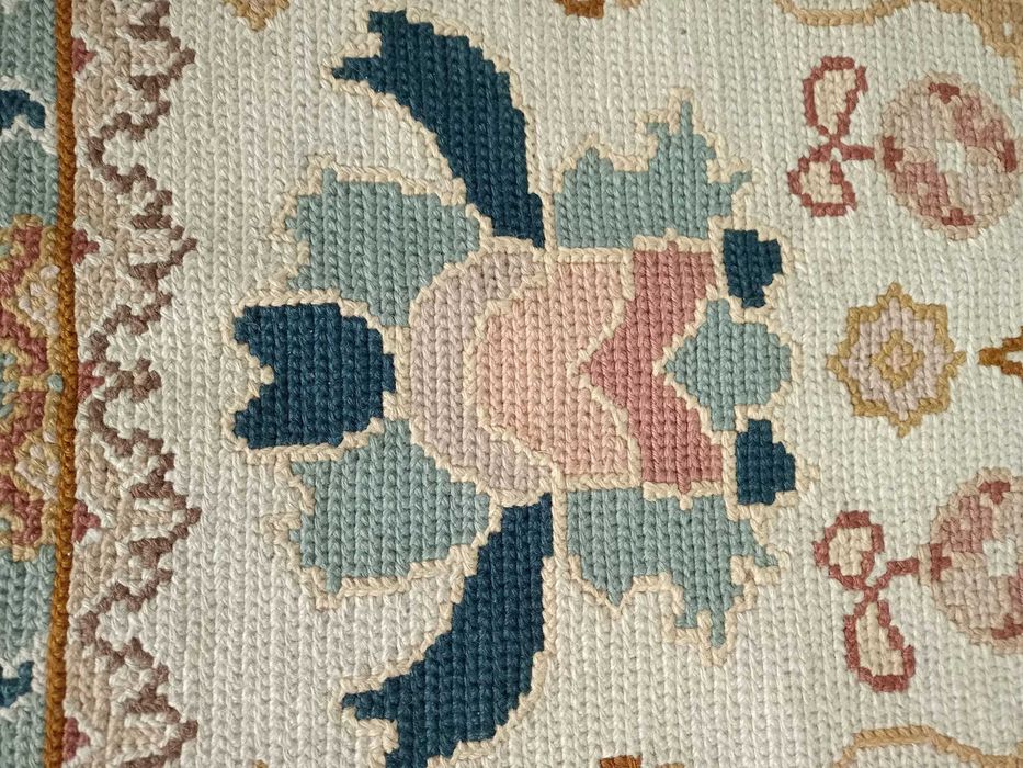 Tapete Arraiolos 210x160.Azul claro,bege,crú,rosa.Ler descrição total!