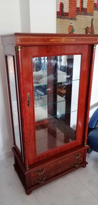 Cristaleira pequena (Nogueira), como nova, para desocupar.