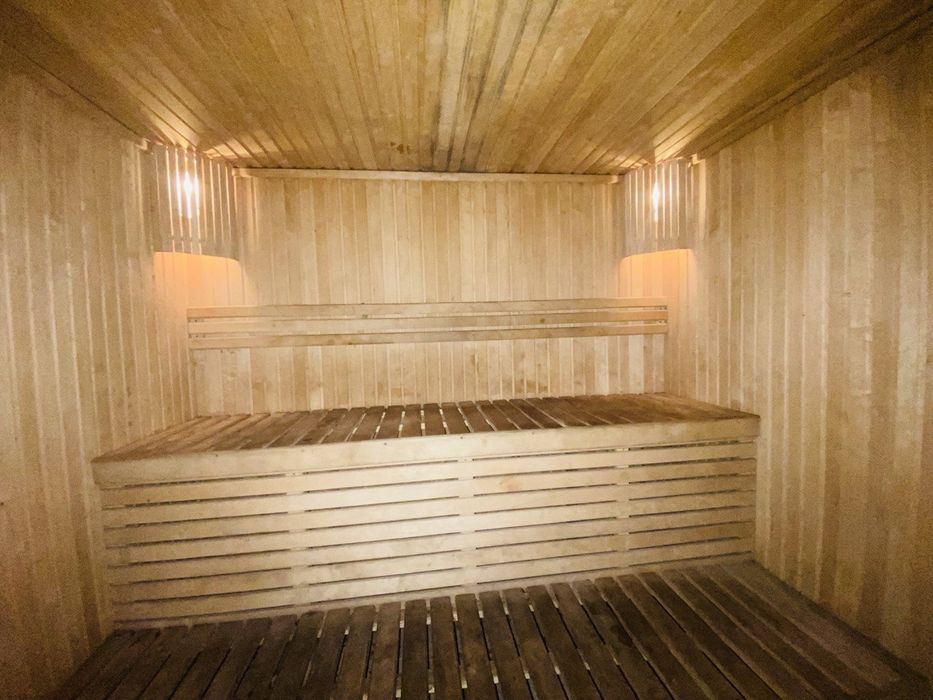 484 Триповерховий будинок з великим басейном