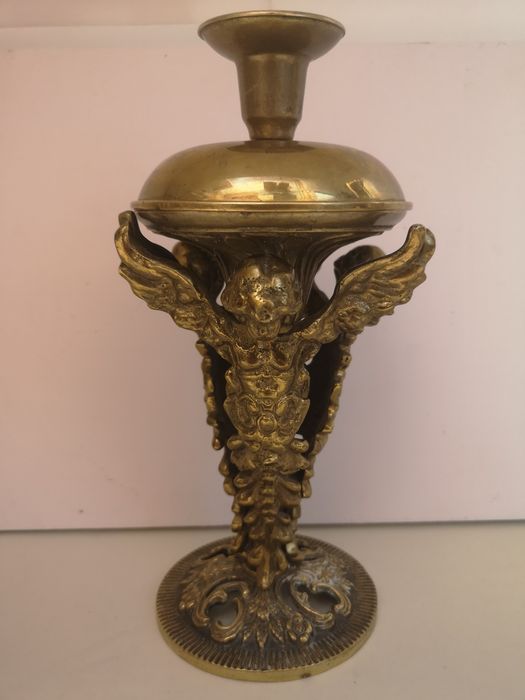 Mosiężny zdobiony świecznik z trzema aniołkami