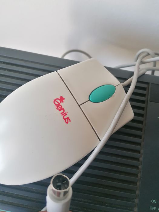 Rato antigo Genius antigo para despacho