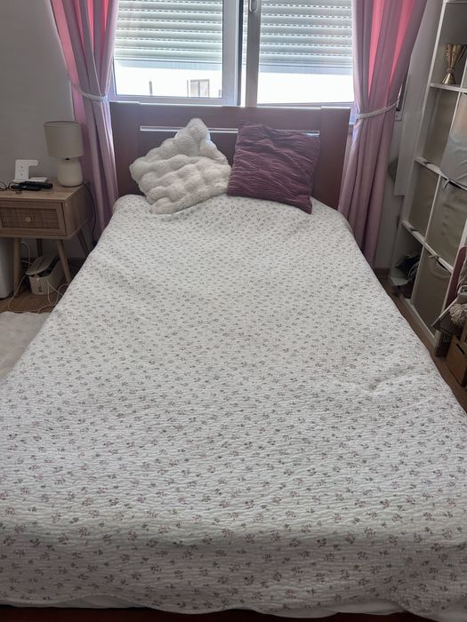Cama corpo e meio de madeira com colchão