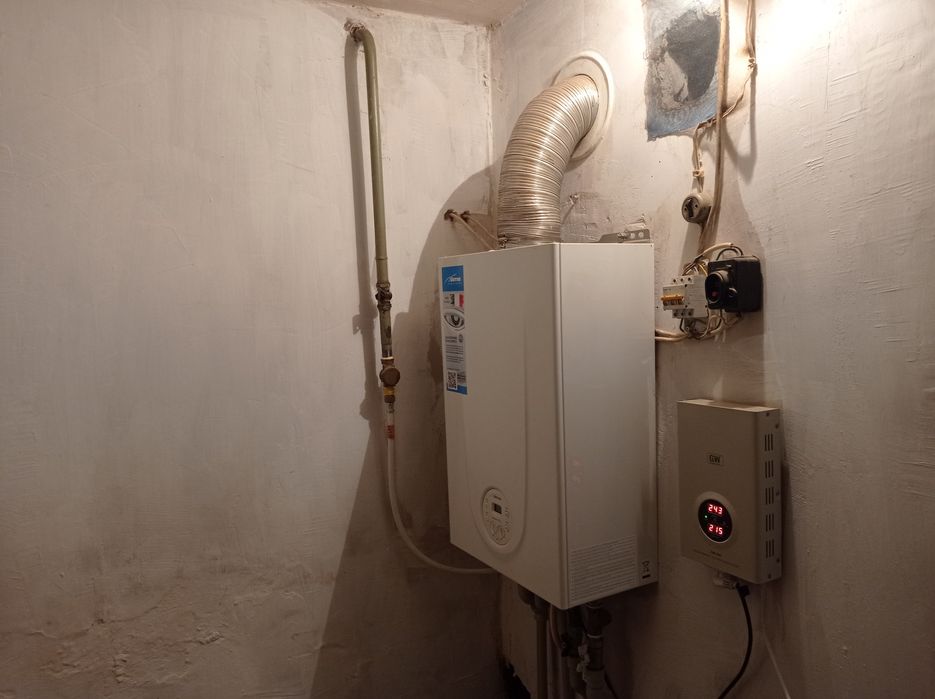 Продаю дом - 4 ком., можно на 2 семьи, космет ремонт. Район 8 Военная