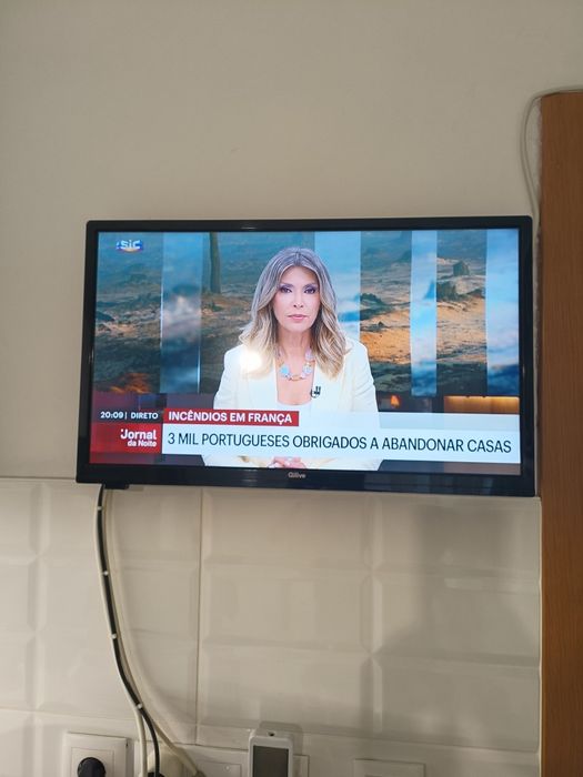 TV 24 polegadas com suporte parede