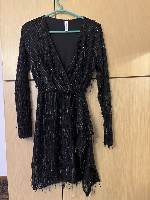 Czarna sukienka z cekinami